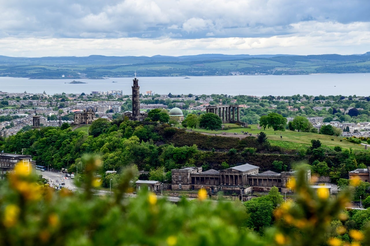 Edinburgh vs Glasgow: Which City to Visit in December?