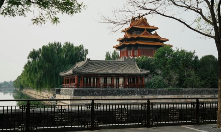 china small group tours vs private tours