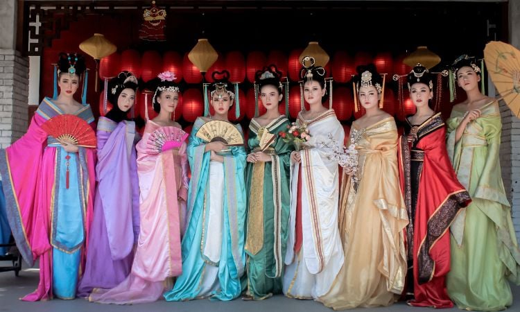 china small group tours vs private tours